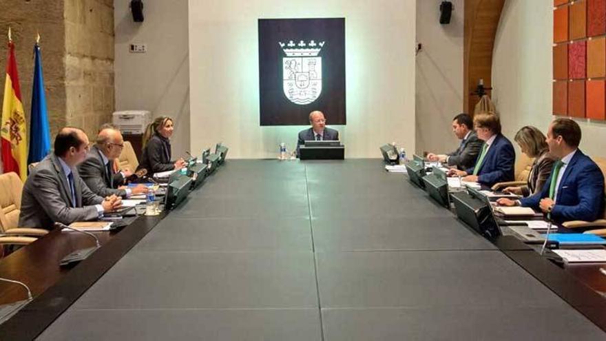 La Ley de Altos Cargos de Extremadura no se aplicará a los expresidentes