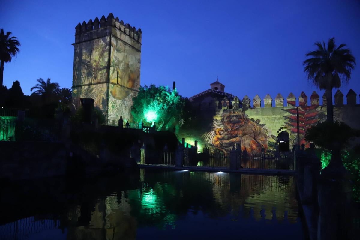 Las autoridades inauguran el espectáculo del Alcázar
