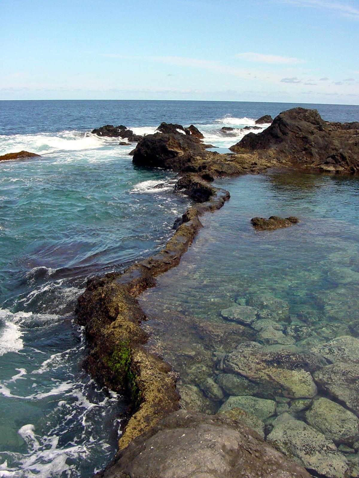 A Tenerife et banyaràs en precioses piscines d’aigua salada i formació volcànica amb vistes a l’Atlàntic.