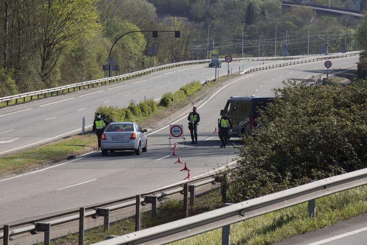 CONTROL DE LA POLICIA NACIONAL EN LA SALIDA DE LA AUTOVIA A-66