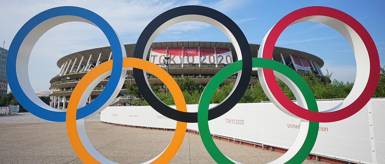 Los anillos olímpicos frente a un estadio antes de los Juegos Olímpicos de Tokio | EUROPA PRESS