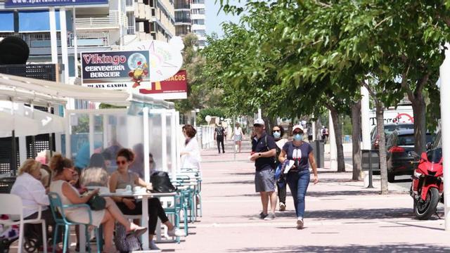 Una terraza del paseo marítimo de Gandia, en una imagen del pasado verano. | LEVANTE-EMV