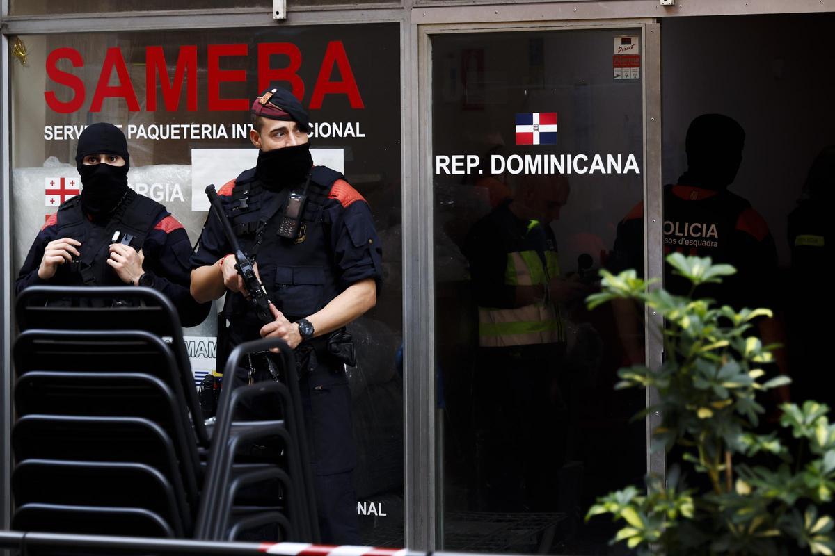 Agentes de policía realizan una intervención en la calle de Serrano, 48 de Barcelona