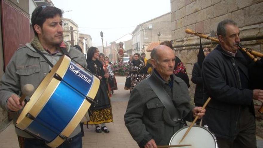 Los músicos acompañan a las águedas en Morales del Vino.