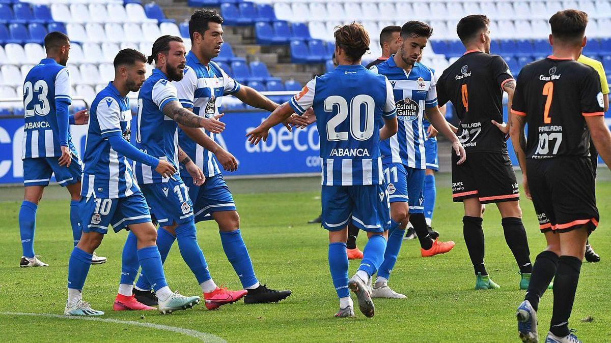 Los jugadores celebran uno de los goles durante el amistoso contra el Arzúa disputado en Riazor.