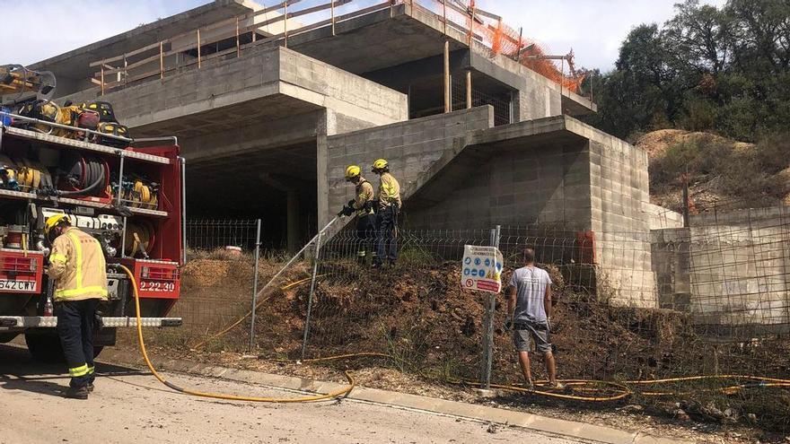 La ràpida actuació dels veïns i Bombers evita un incendi forestal a Palau-Savardera