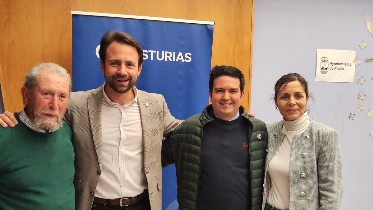 Álvaro Queipo y Tino Medina con expresidentes PP de Piloña.