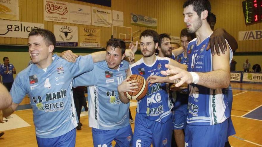 Emilio, con el 10 en su camiseta, celebrado sobre el parqué de A Raña junto a sus compañeros el ascenso conseguido. // Santos Álvarez