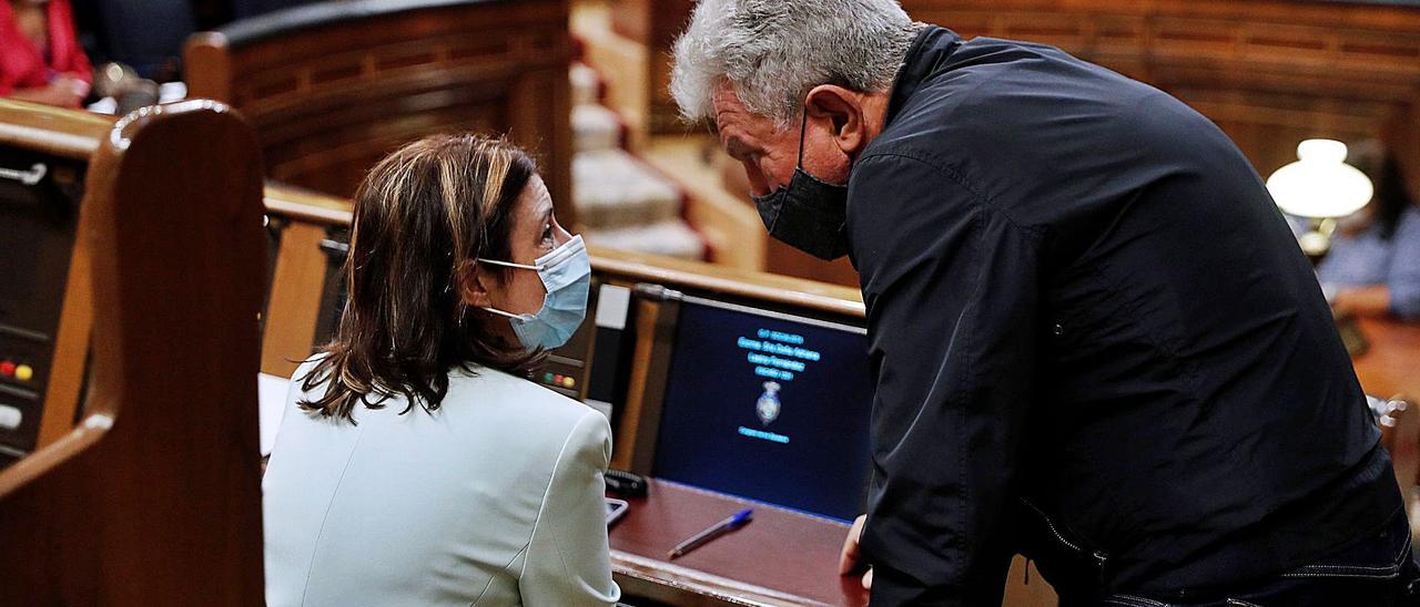 La portavoz socialista Adriana Lastra conversa con el portavoz de Nueva Canarias, Pedro Quevedo, en una  imagen de archivo.