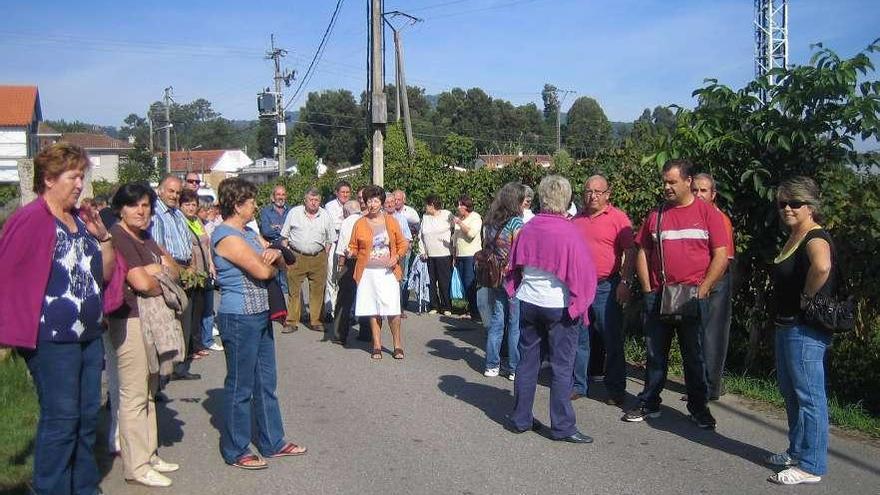 Concentración de los vecinos de Randufe en contra de la antena, en el año 2011.