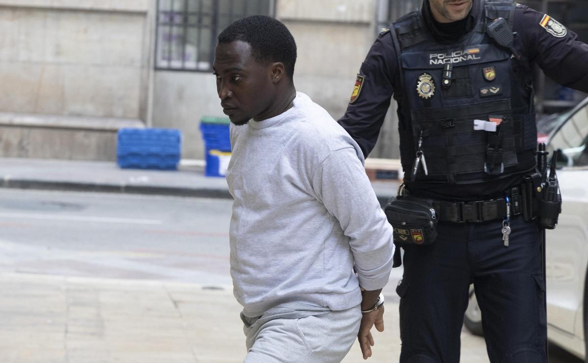 El acusado a su llegada a la Audiencia el día que se celebró el juicio.