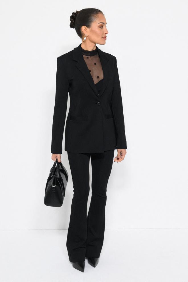 Hiba Abouk con traje negro de Givenchy
