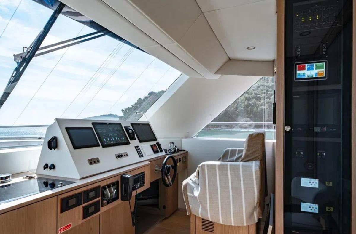 Galería: 'Petite Belle', el catamarán de 16,5 millones que no pasa desapercibido en el puerto de Ibiza