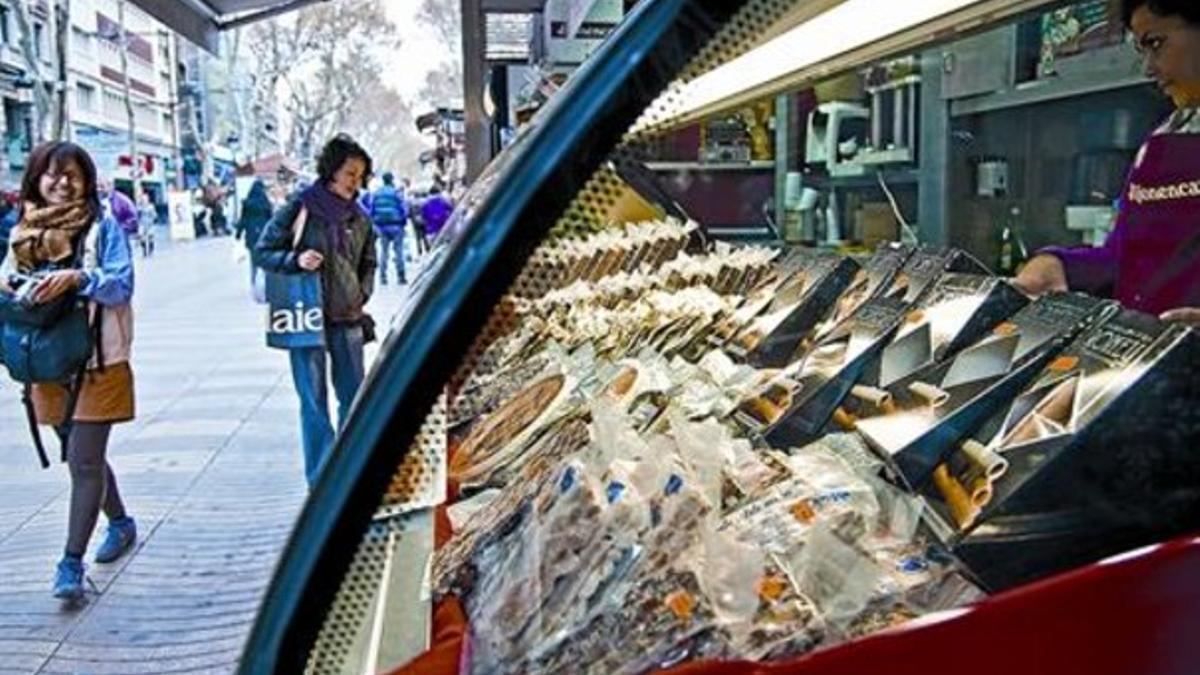 Aspecto de una de las antiguas pajarerías de la Rambla reconvertida en heladería, el pasado noviembre.