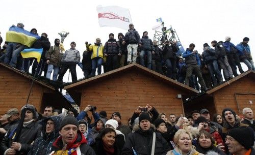 Los manifestantes opositores concentrados por cientos de miles este domingo en Kiev han ocupado parte de las dependencias del Ayuntamiento de la capital ucraniana en una jornada de tensión y manifestaciones.