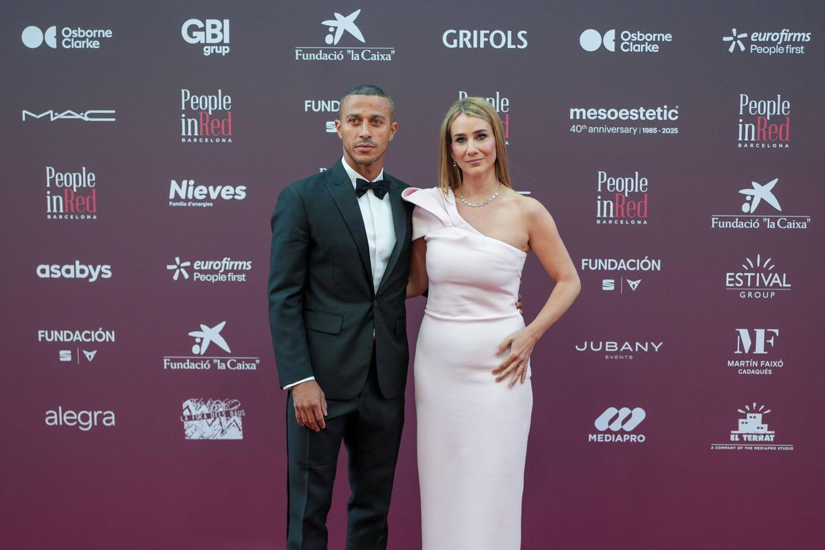 BARCELONA 12/05/2025 Icult. Tiago Alcantara y Júlia Vigas. Photocall de la 15ª Gala Solidaria People in Red Barcelona. FOTO de ZOWY VOETEN