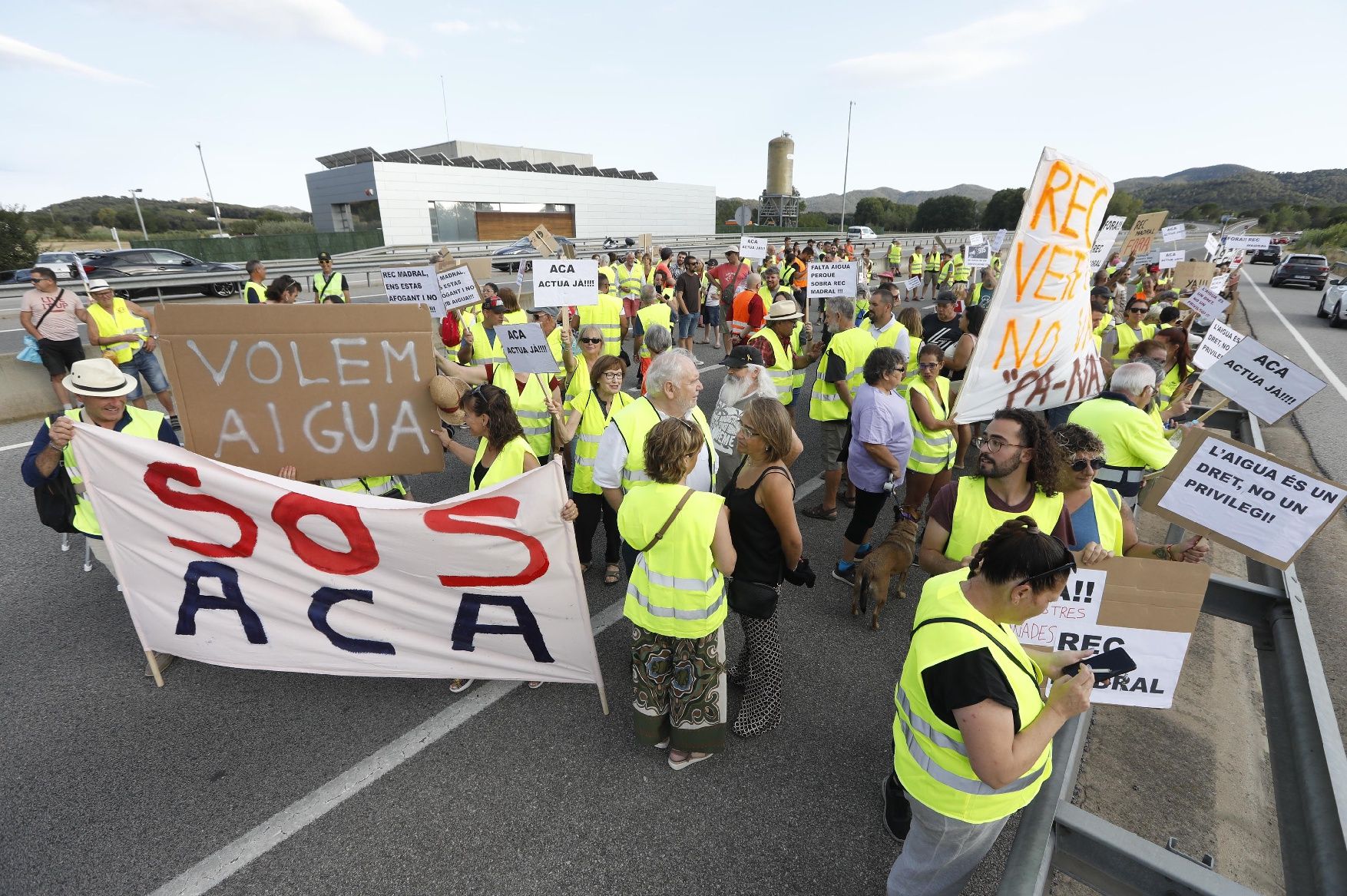 Les imatges de la protesta a la Llagostera que ha tallat la C-35