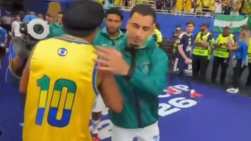 Ronaldinho saluda a toda la Seleção antes del partido: respeto absoluto a la leyenda