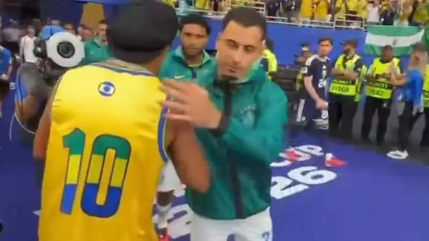 Ronaldinho saluda a toda la Seleção antes del partido: respeto absoluto a la leyenda