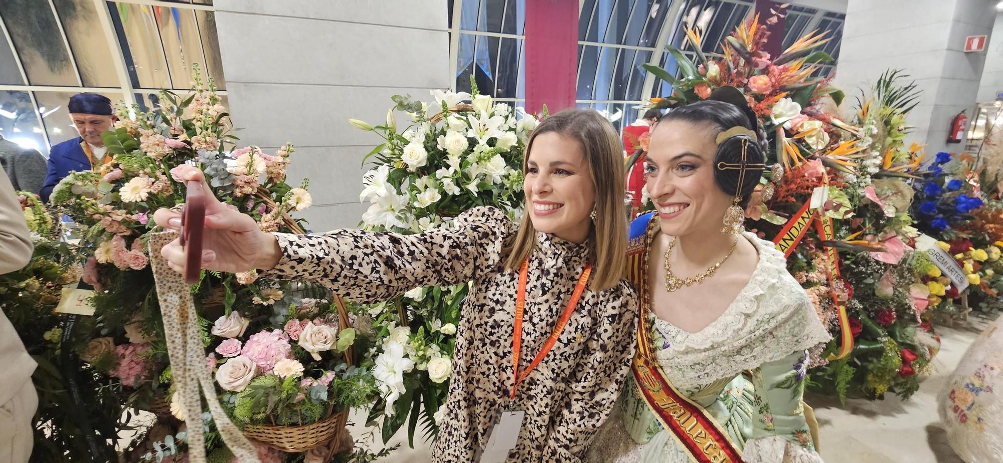 Marina Estevan, corte 2022 y ahora en la JCF, se hace un selfi con Ana Payá, hermana de la cortesana Lucía Payá, de su mismo año