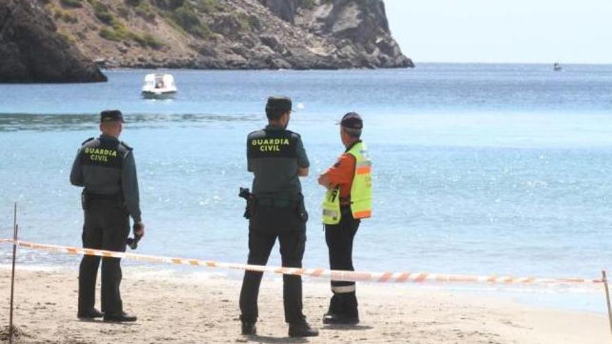 Agentes de la Guardia Civil, ayer, en la playa durante la búsqueda del desaparecido. Juan antonio riera