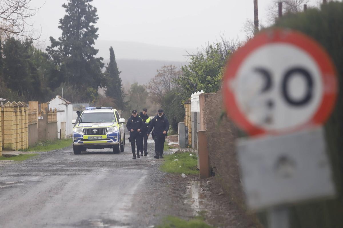 Parcelación de Guadalvalle, en el entorno del aeropuerto de Córdoba, amenazada por la crecida del Guadalquivir, este jueves.