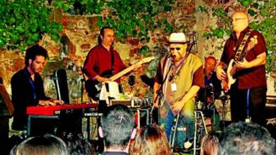 Cáceres Blues Band arranca con la guitarra de Nathan James