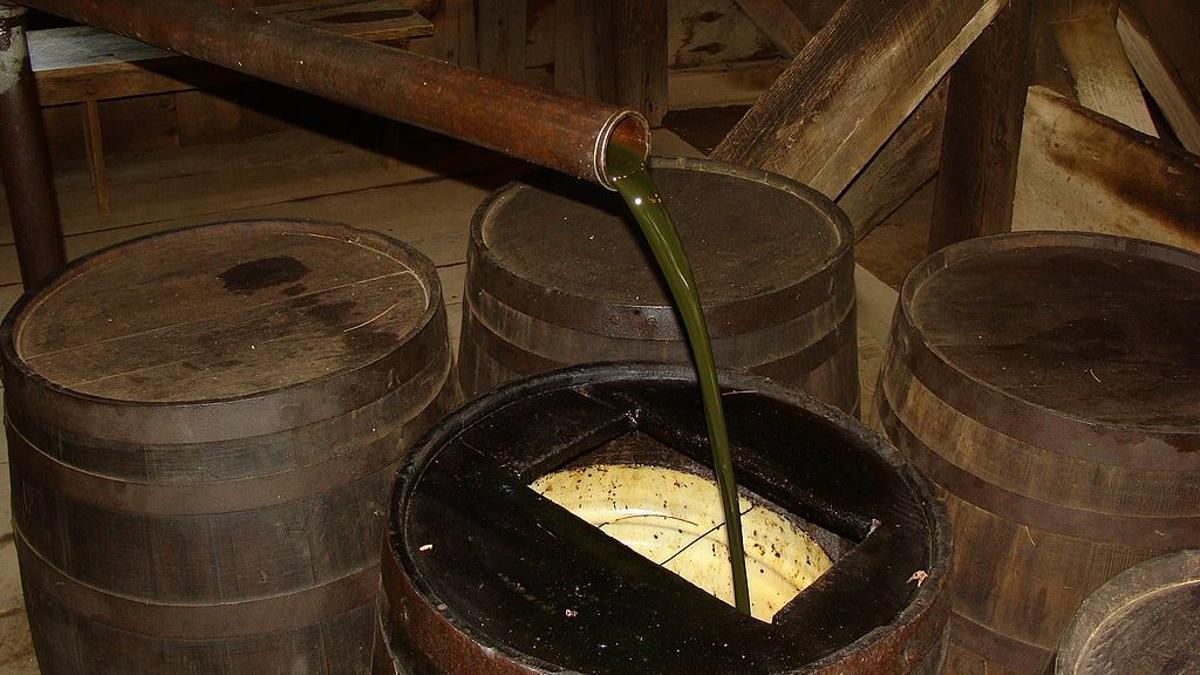 Recreación de cómo se llenaban los barriles de petróleo en el pozo de Edwin Drake.