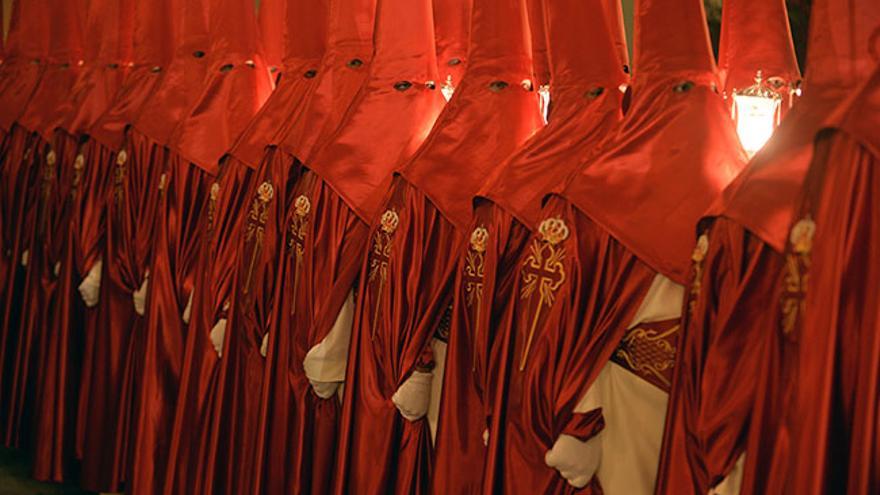 Tercio santiaguista californio con las capas cogidas por las manos.