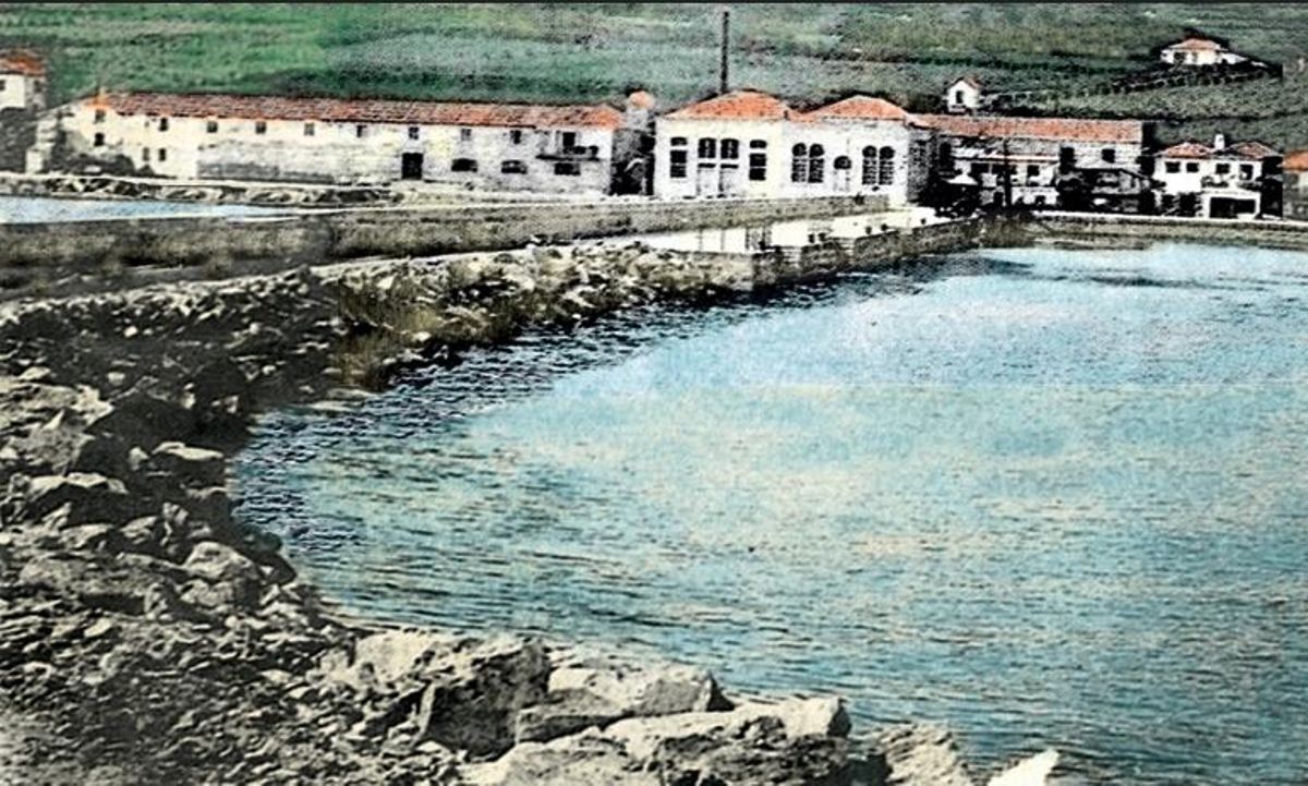 O dique-molle de abrigo de Cangas durante as obras.