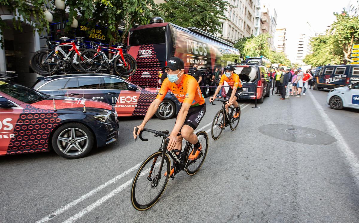Salida de etapa de la Vuelta Ciclista a la Comunitat desde Alicante
