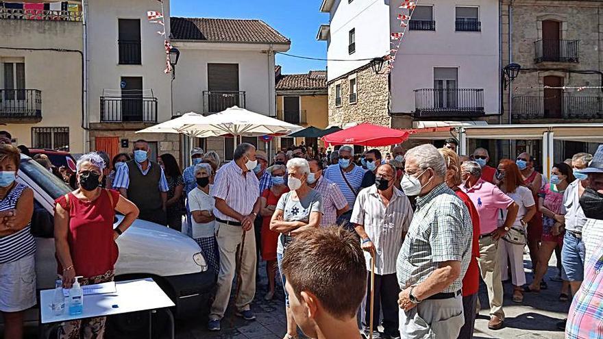 Concentración a las puertas del consultorio de Fermoselle. | Cedida