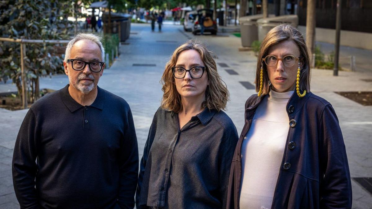 De izquierda a derecha, Josep Checa, Delia Escarmís y Ana Vigil Pérez, impulsores del manifiesto de los profesionales de CSMIJ. | JORDI OTIX