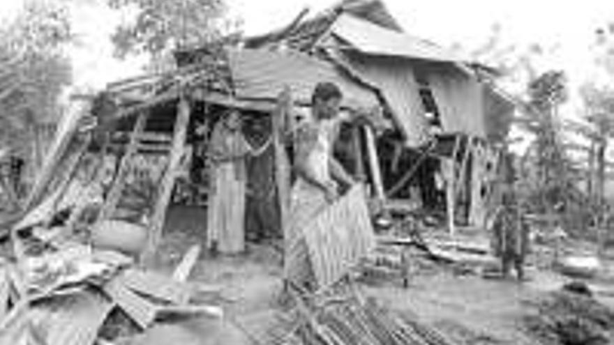 Bangladés teme encontrar todavía miles de cadáveres tras el tifón