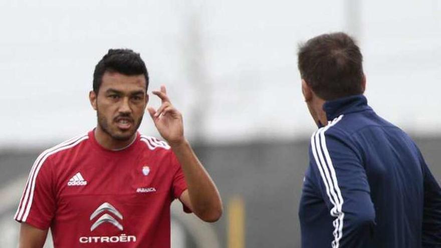 Cabral, con Berizzo, en un entrenamiento. // Adrián Irago