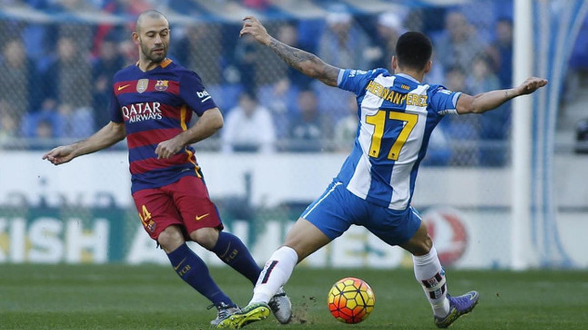 Mascherano, en una acción del RCD Espanyol-FC Barcelona celebrado el Cornellà-El Prat (0-0)