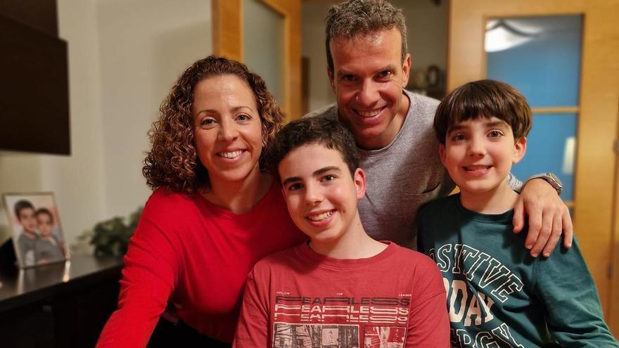 Mónica con sus hijos, Hugo (rojo) y Mario (verde), y su marido Iván