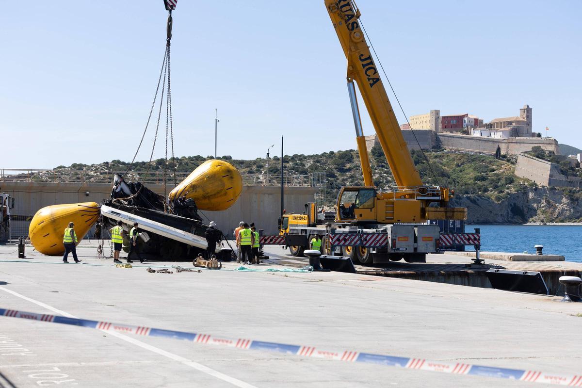 Espectaculares imágenes de la recuperación del yate que se incendió y se hundió en Ibiza