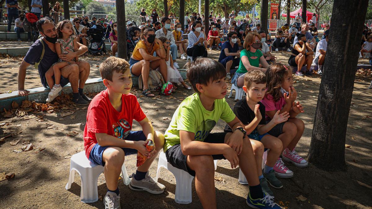 Tercer día de las fiestas de la Mercè. Ambiente familiar en el Parc de l’estació del Nord