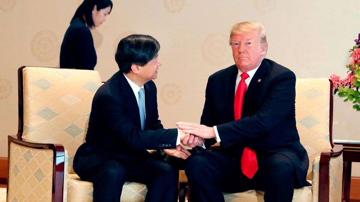 Trump, primer líder extranjero que conoce a Naruhito, el nuevo emperador japonés.