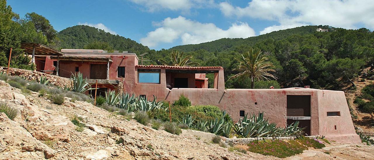 La villa de Cala Salada es como una escalera acoplada a la pendiente.