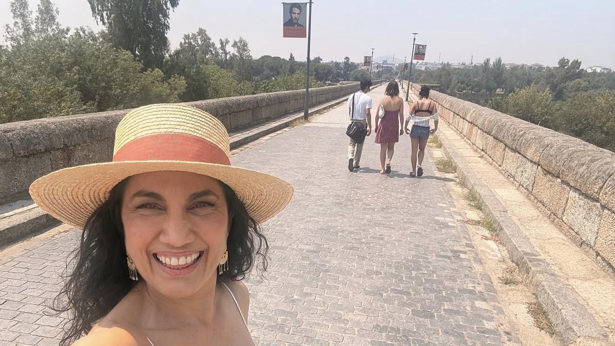Toni Acosta posa sonriente durante un paseo por el puente romano de Mérida.