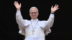 Lleó XIV, durant l’oració del ‘Regina Coeli’, ahir al Vaticà. | ALESSANDRO DI MEO / EFE