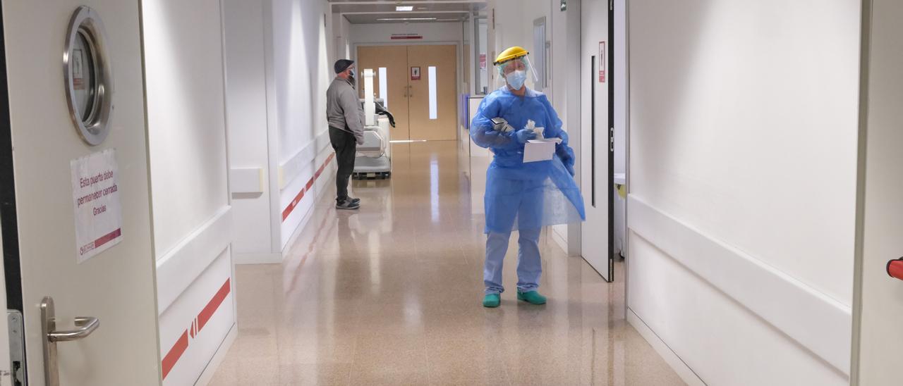 Pasillo de la UCI del Hospital del Vinalopó, en Elche.