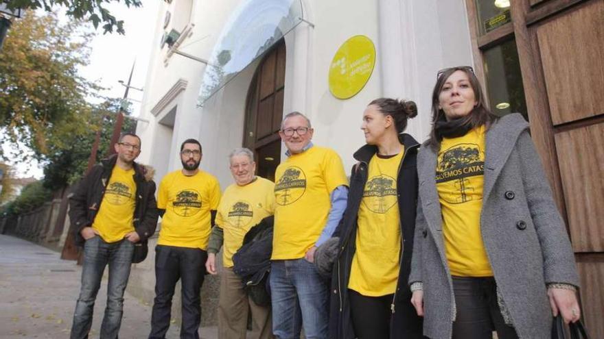 Integrantes de Salvemos Catasós, ayer, ante el Valedor do Pobo, en Santiago.  // Xoan Álvarez