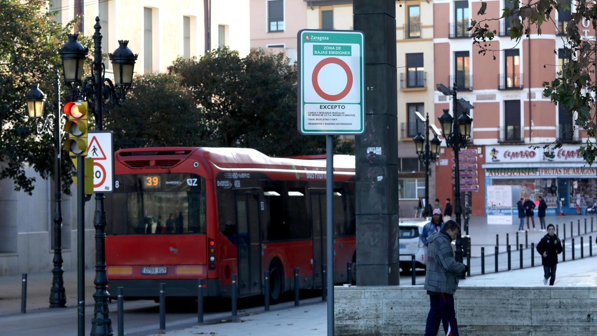 Zaragoza cuenta con zonas delimitadas para que determinados vehículos no puedan circular en algunas calles del Casco Histórico.