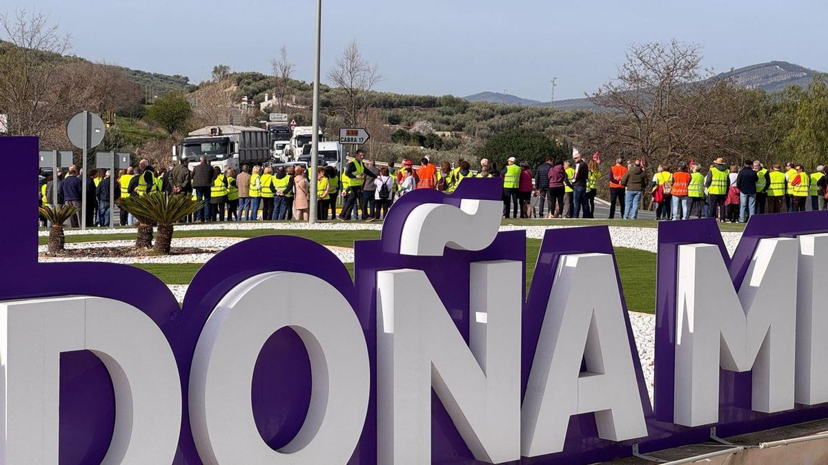 Vecinos de Doña Mencía cortan la A-318