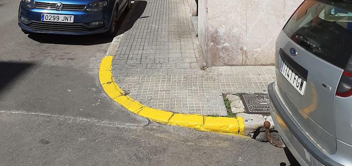 Cort embadurna los bordillos de piedra viva del ensanche para no aparcar | M.F.