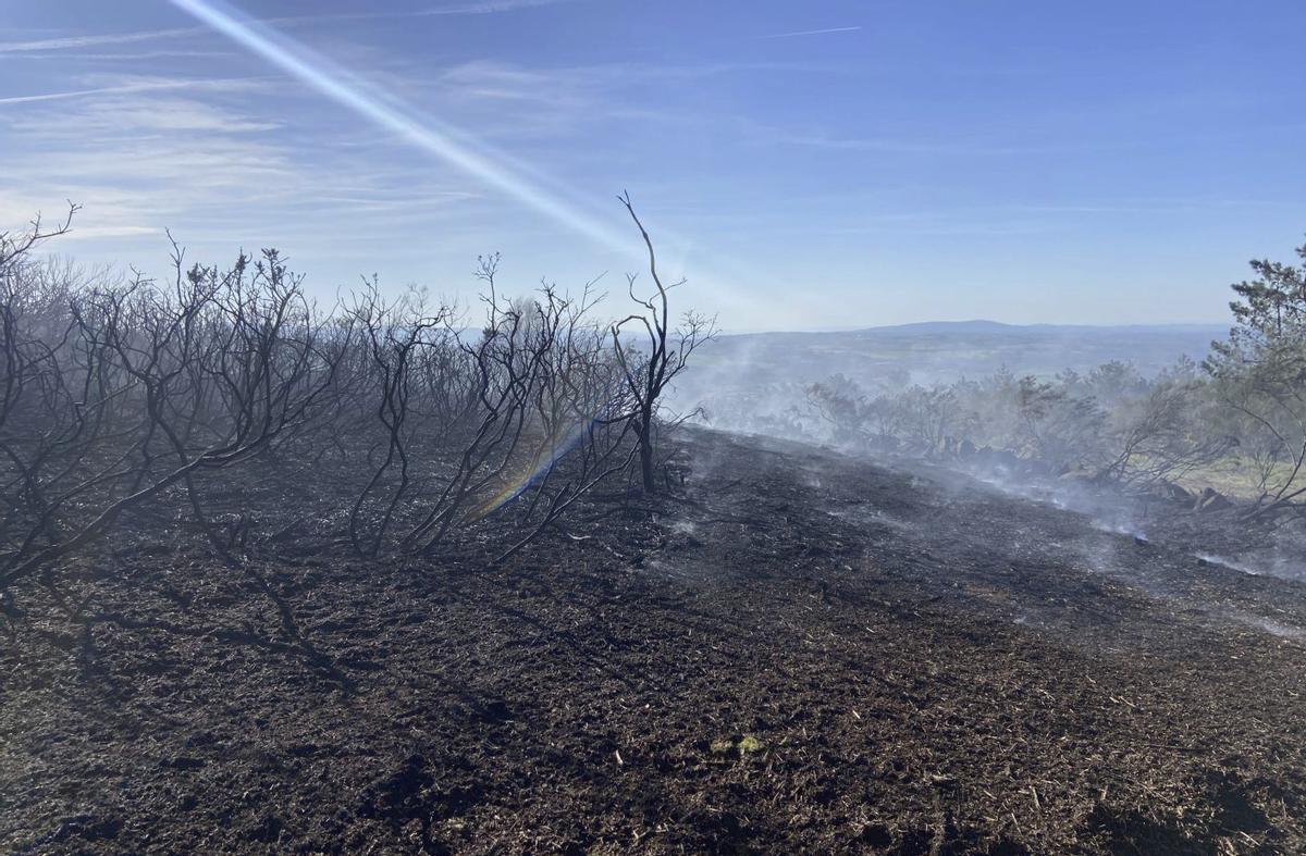 Terreno calcinado, ayer, en la parroquia rodeirense de Arnego. | BERNABÉ/AMANDA CASTRO