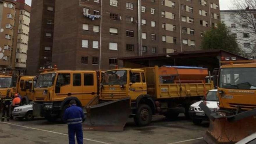 Camiones a la espera de ser reparados en el Parque de Maquinaria de Oviedo.